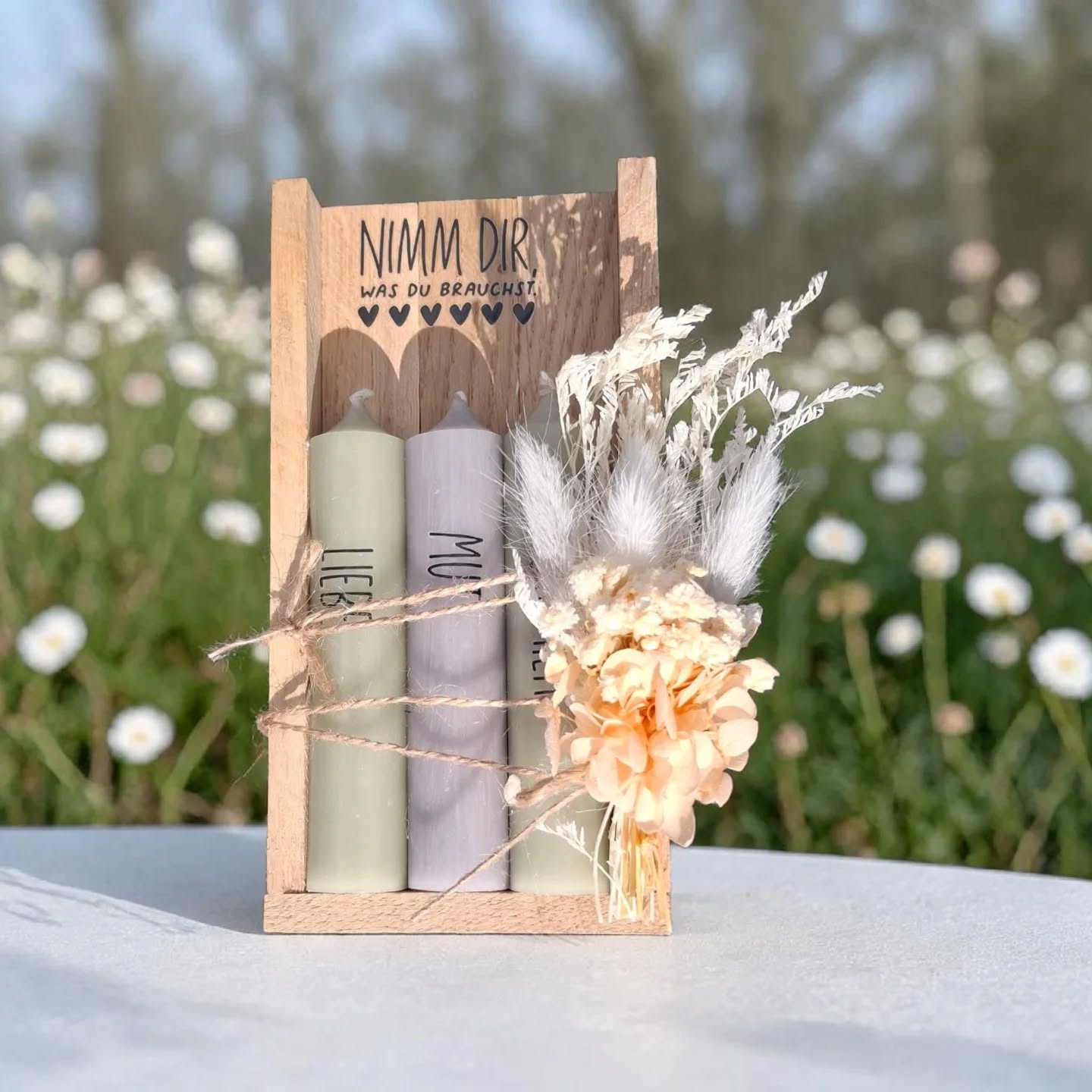 **Nimm dir was du brauchst** Verschiedene Sprüche auf dem Kerzen möglich. Perfekt als Mitbringsel und kleine Aufmerksamkeit für einen wundervollen Menschen. Kerzenfarben können variieren. #niccis_manufaktur #geschenkidee #nimmdirwasdubrauchst #handmade #verkaufsschrank