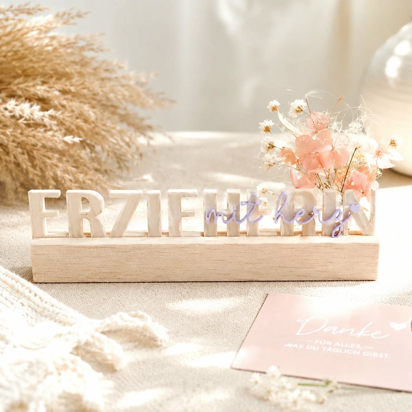 **Erzieherin mit ❤️** Als Geschenk für den Kita Abschied oder als kleines Mitbringsel. Trockenblümchen gern nach Wahl. Auf das Hölzchen lässt sich gern noch ein Name aufplottern. #Kita #kitaabschied #erzieherin #handmadeshop #3ddruck