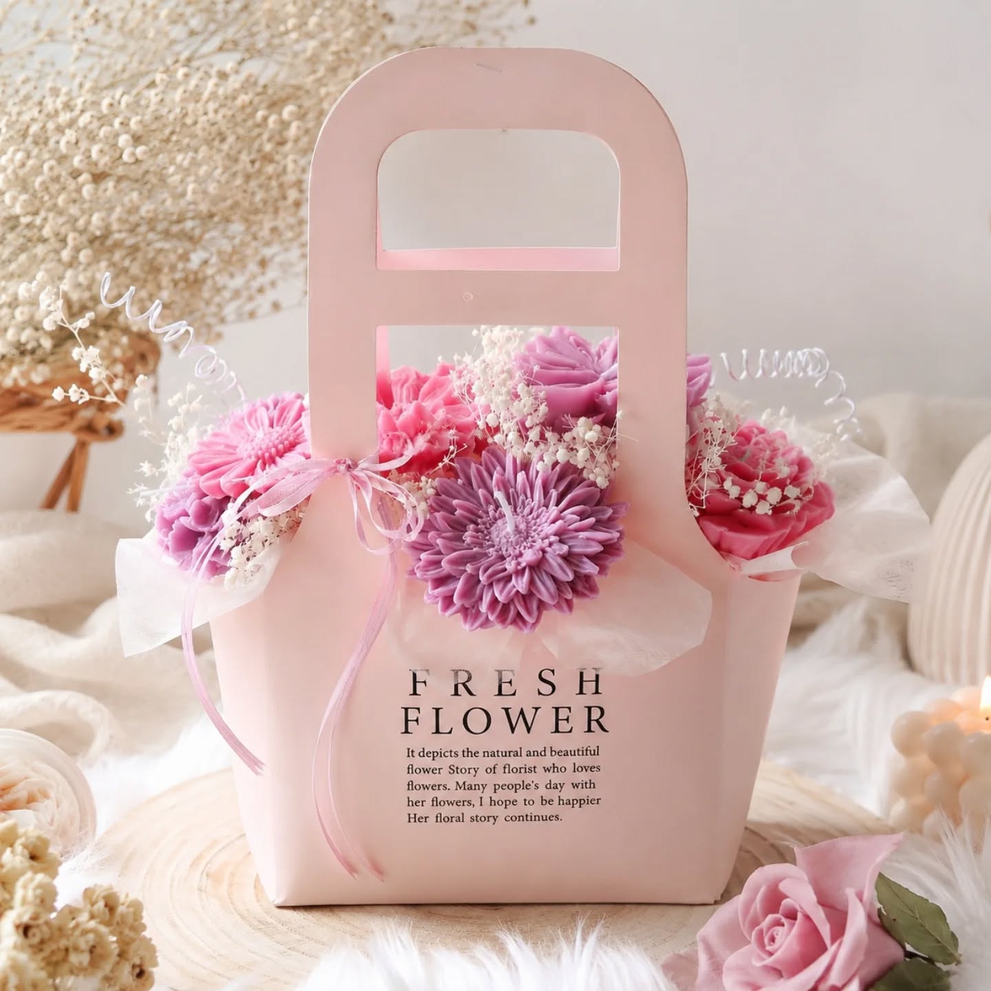 🌸 Handgefertigtes Blumenkerzen-Gesteck im Geschenkkörbchen 🌸 Verleihe jedem Anlass einen Hauch von Eleganz mit diesem liebevoll handgefertigten Blumenkerzen-Arrangement. Die zarten Blüten in Rosa- und Fliedertönen sind detailreich aus hochwertigem Wachs gefertigt und in einem stilvollen, rosafarbenen Körbchen arrangiert. Verziert mit feinem Schleifenband und filigranem Schleierkraut, ist dieses Arrangement ein echter Blickfang. ✨ Besondere Merkmale: Handgegossene Blumenkerzen mit detailreicher Blütenstruktur Romantische Farbpalette in Rosa und Flieder Dekoratives Geschenkkörbchen inklusive Perfekt als Geschenk für Geburtstage, Muttertag, Hochzeiten oder einfach als liebevolle Aufmerksamkeit Auch als stilvolle Wohnungsdekoration geeignet #sojawachskerzen #handmade #niccis_manufaktur #newin #kerzengeschenk